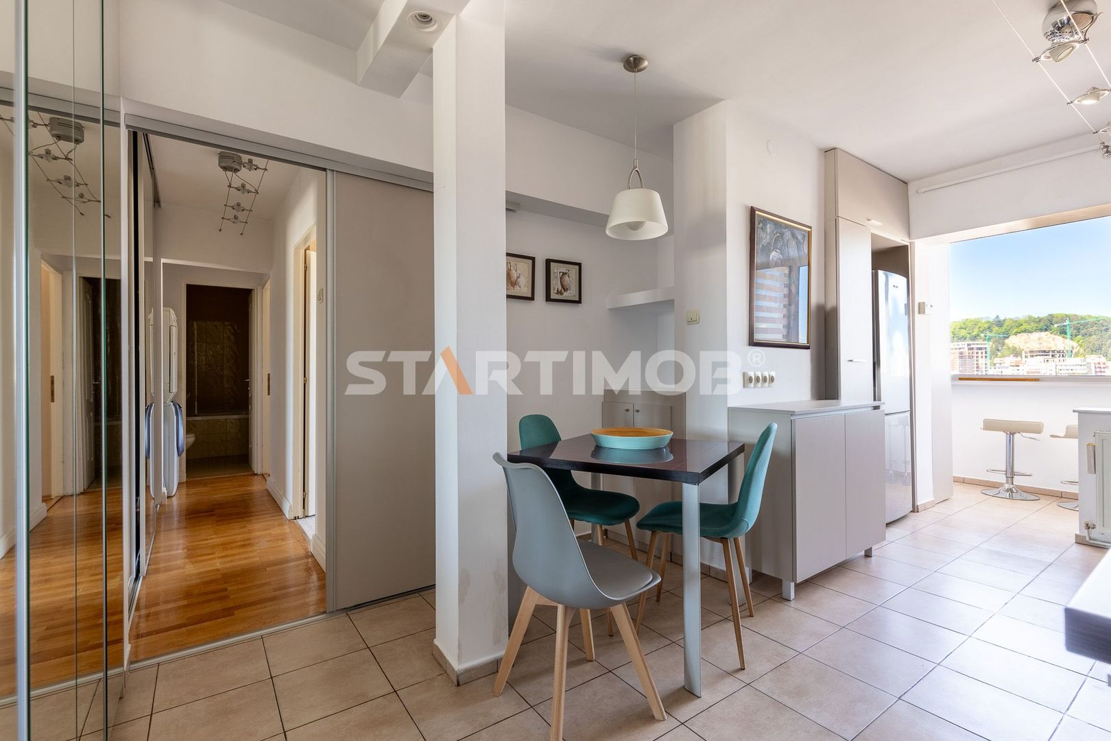 Apartament mobilat 3 camere cu parcare si boxa