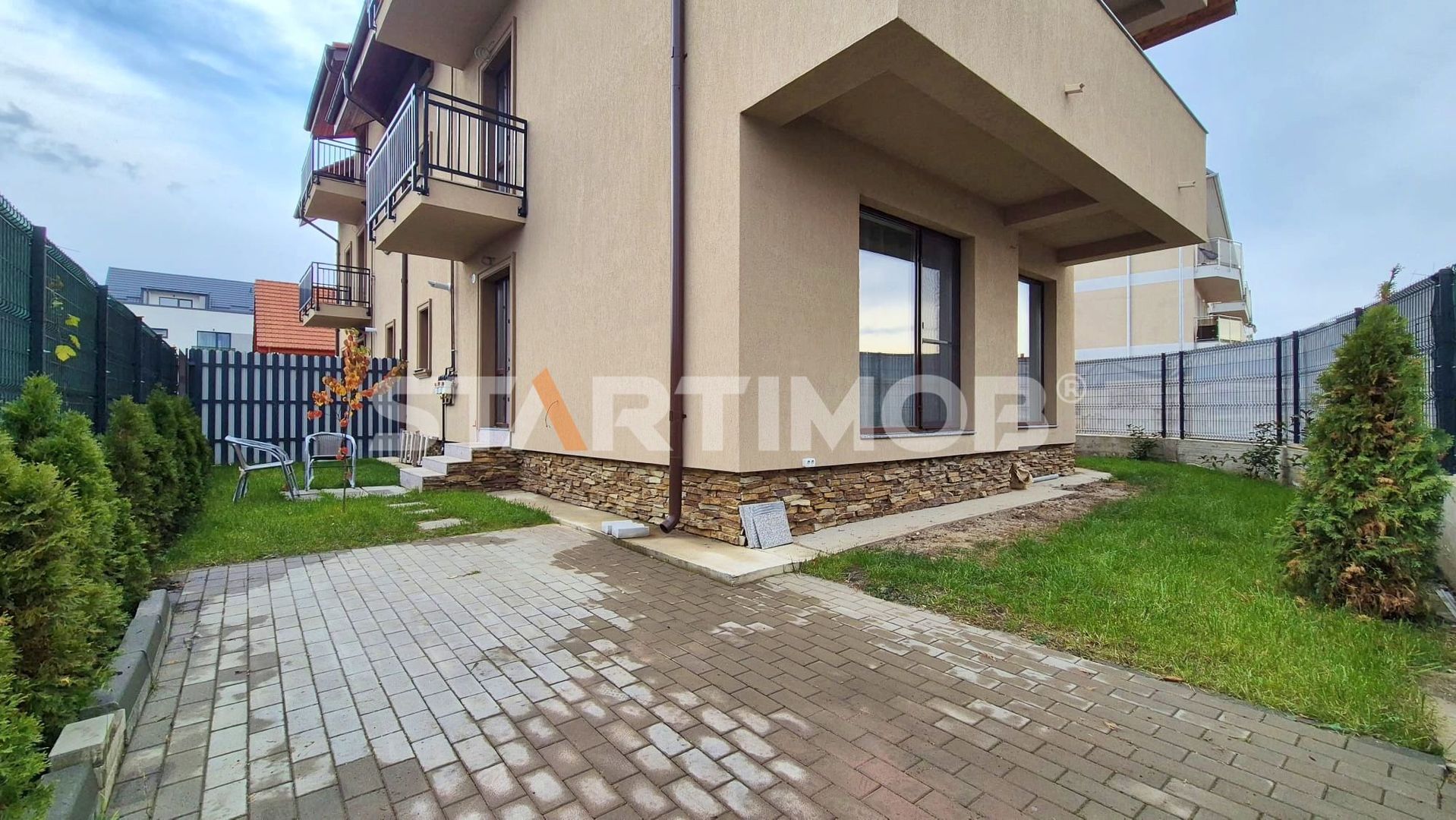 Apartament 2 camere cu parcare si curte proprie