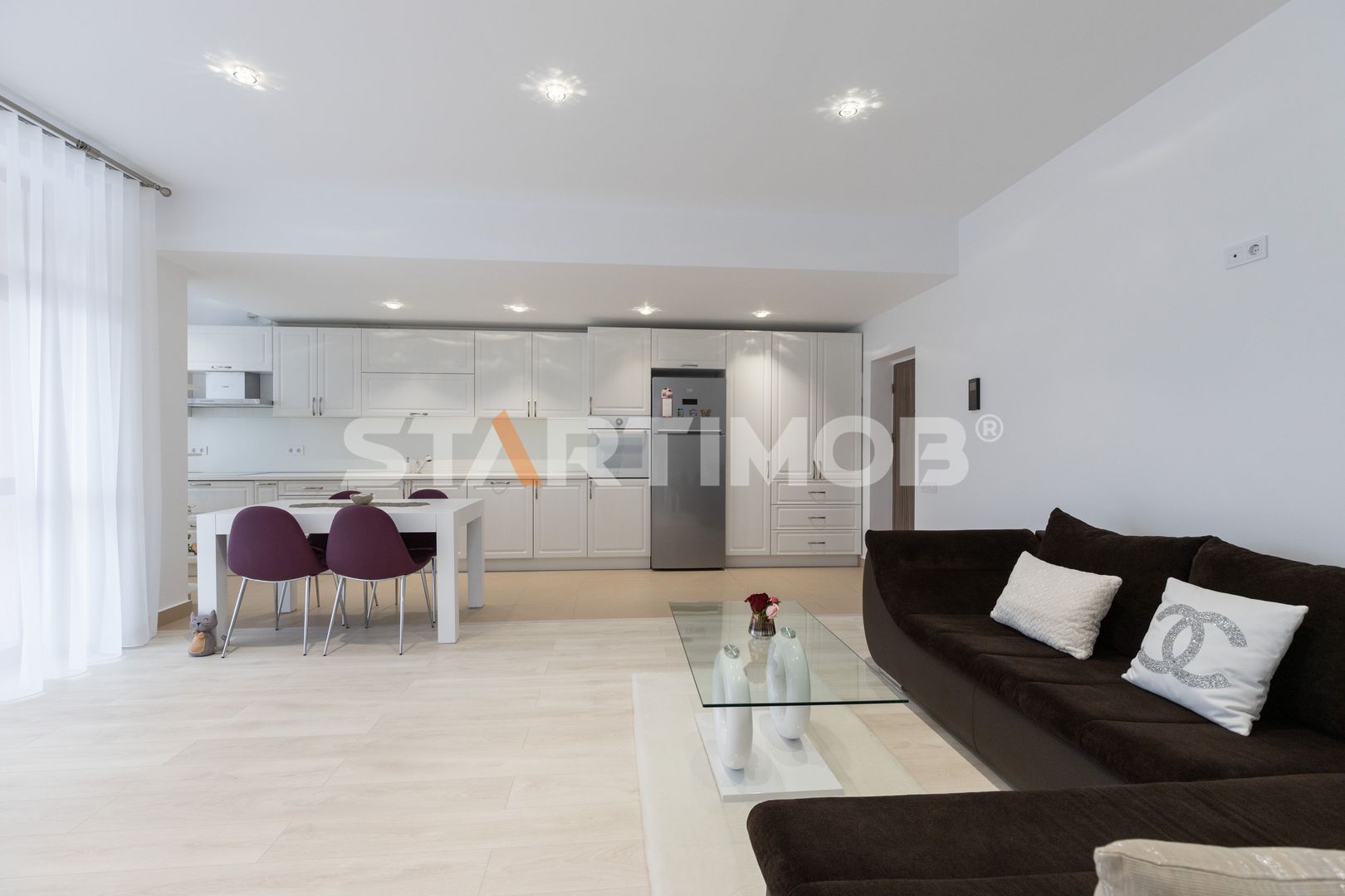 Apartament mobilat 3 camere bloc tip vila zona Coresi